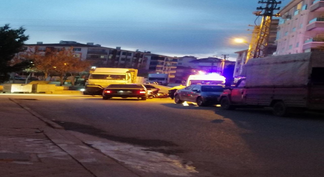 Otomobile çarpan minibüs şoförü kaçtı: 1 yaralı
