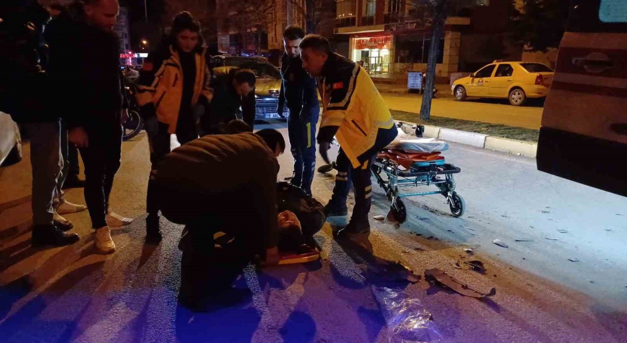 Otomobile çarpan motosikletli yaralandı