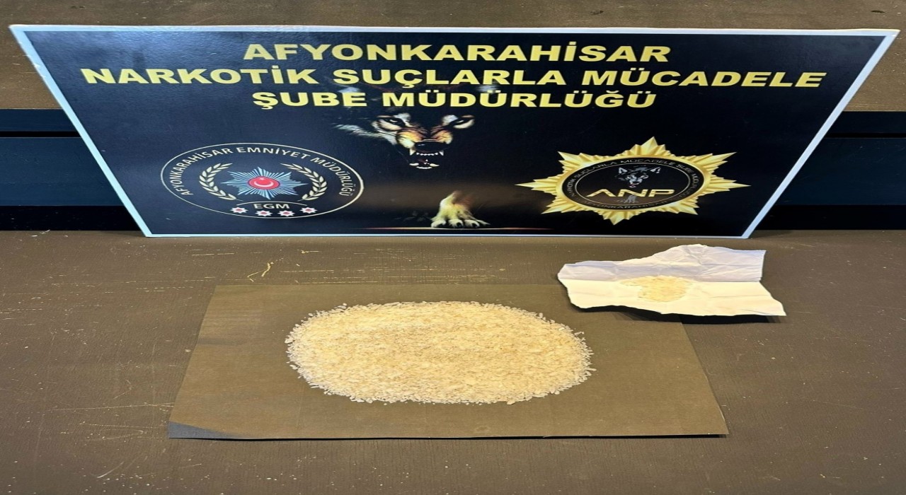 Otomobilin bagajındaki uyuşturucu zulasını polis buldu