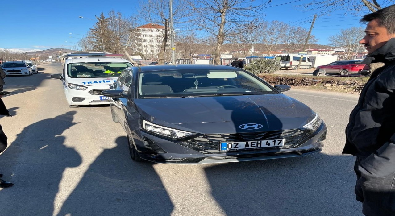 Otomobilin çarptığı yayaya yaralandı