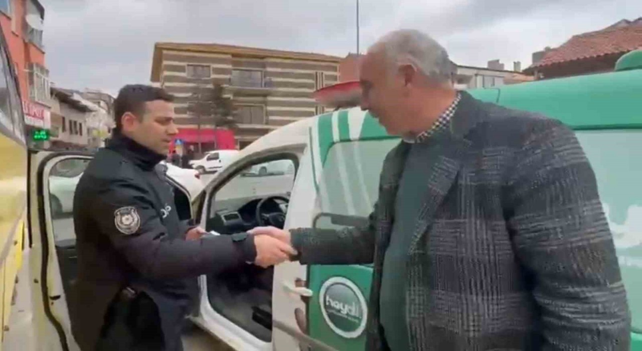 Özel halk otobüsünde unutulan telefonu polise teslim etti