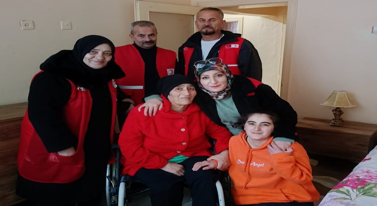 Palandöken Kızılaydan anne ve kıza yardım eli uzandı