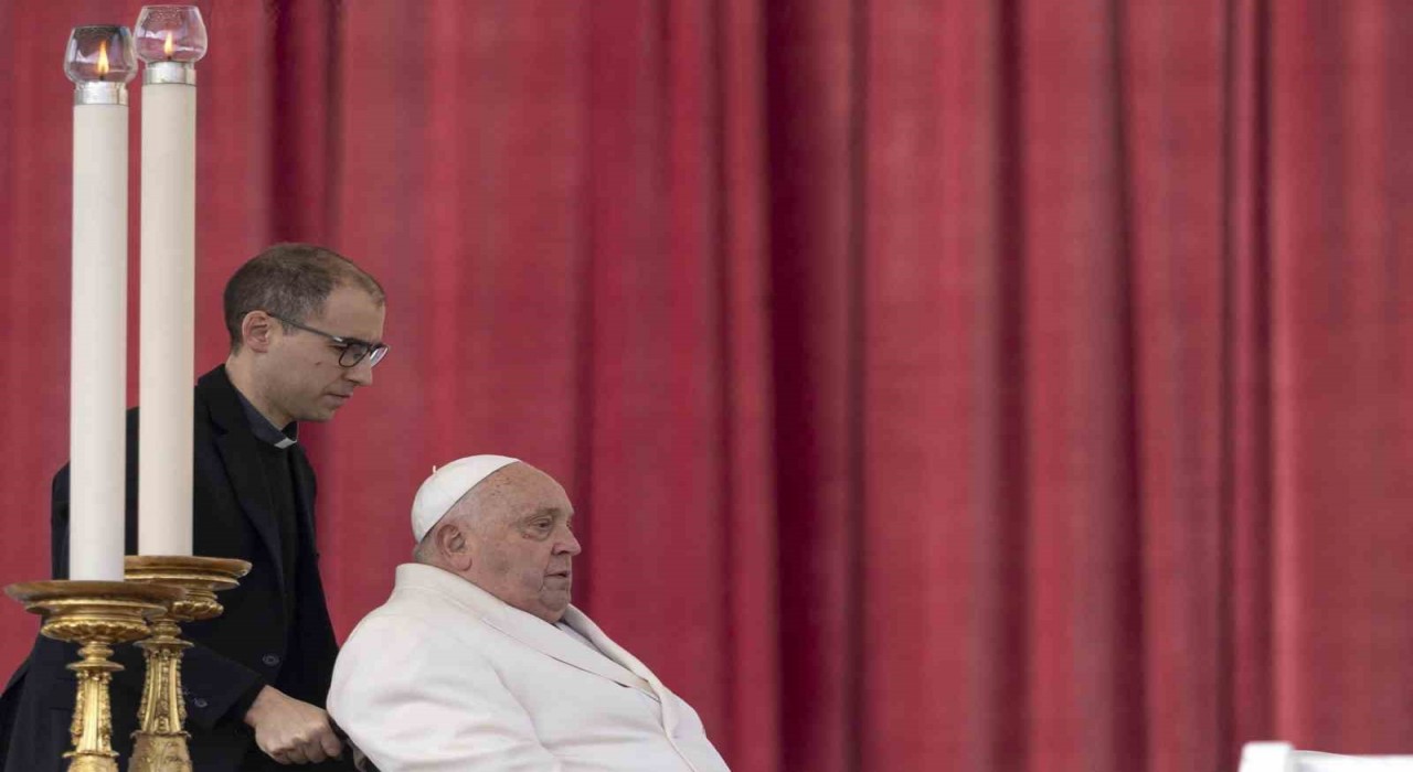 Papa Francisin her iki akciğerinde de zatürre başlangıcı olduğu tespit edildi