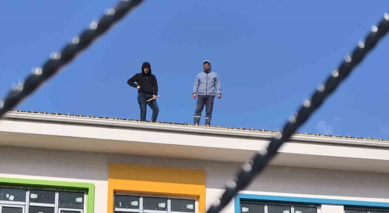 İnegöl'de Maaşlarını Alamayan İşçiler Çatıya Çıktı