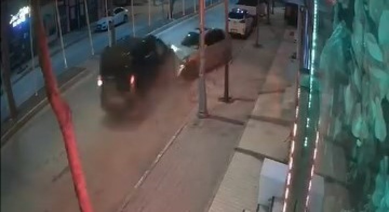 Park halindeki araca çarpıp kaçtı: O anlar kamerada