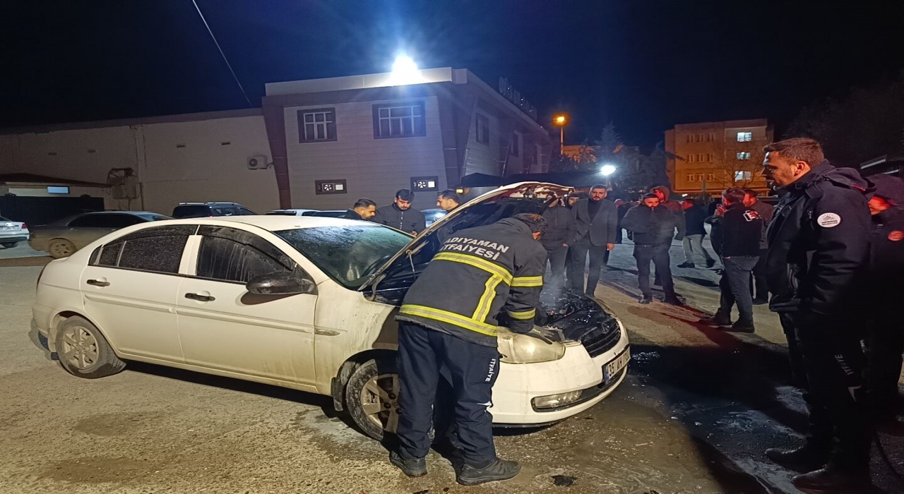 Park halindeki otomobil alev aldı