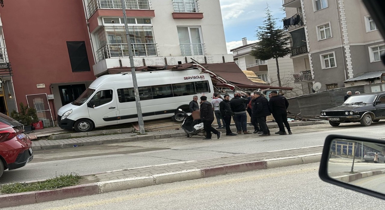 Park halindeki servis minibüsü kayarak dükkana girdi