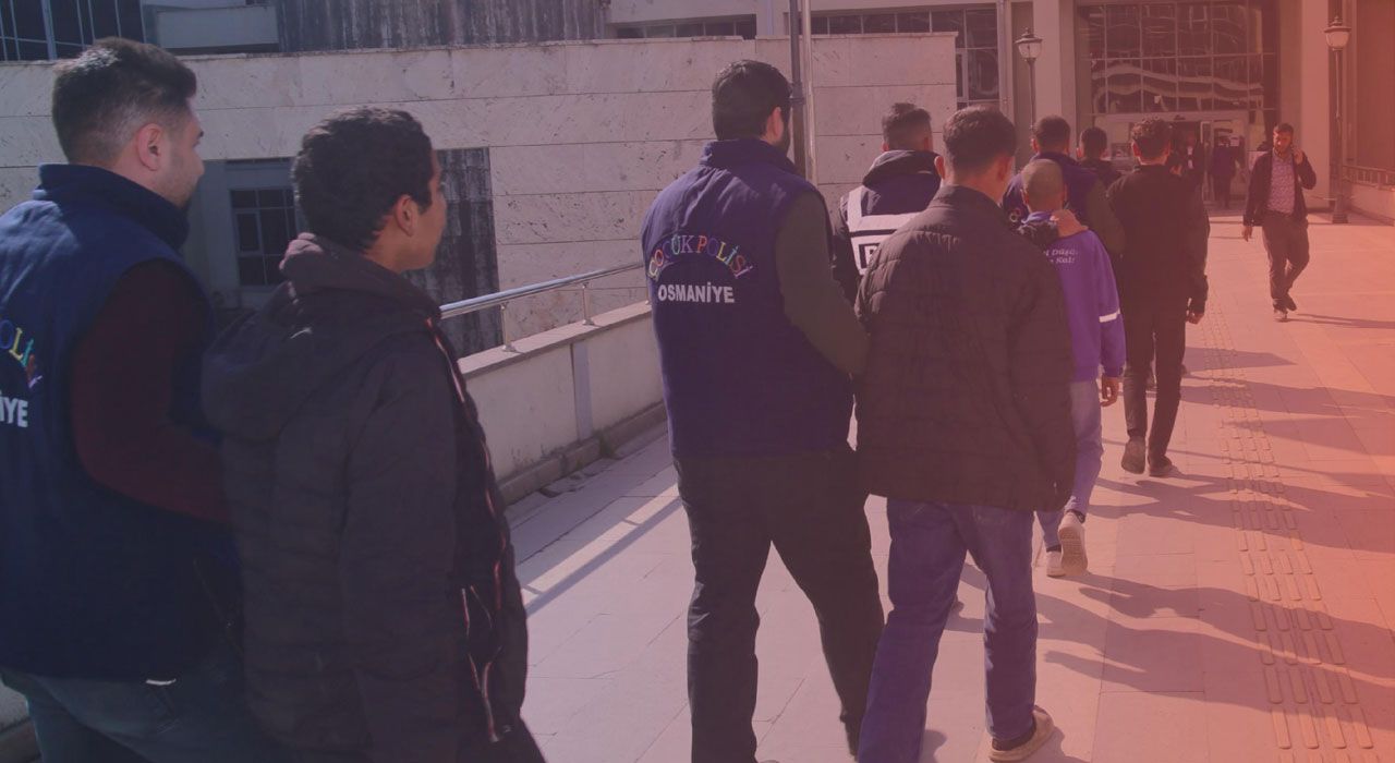 Parkta Bankları Ateşe Veren 5 Kişi Gözaltına Alındı