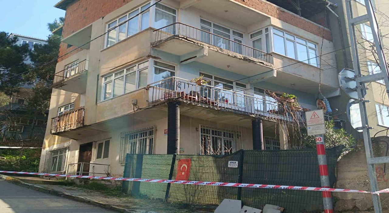 Pendikte duvarlarından çatlama sesi gelen 3 katlı bina tahliye edildi