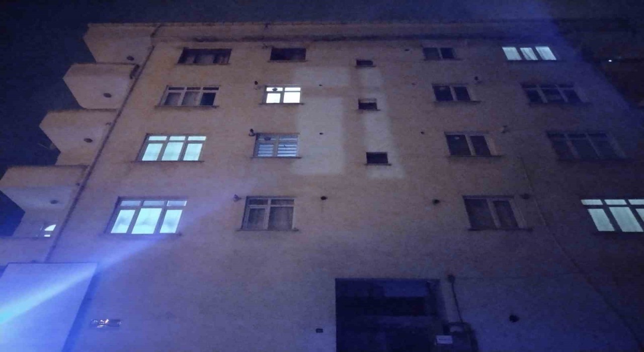 Pendikte ev sahipleri ile kiracıların kavgası kanlı bitti: 3 yaralı
