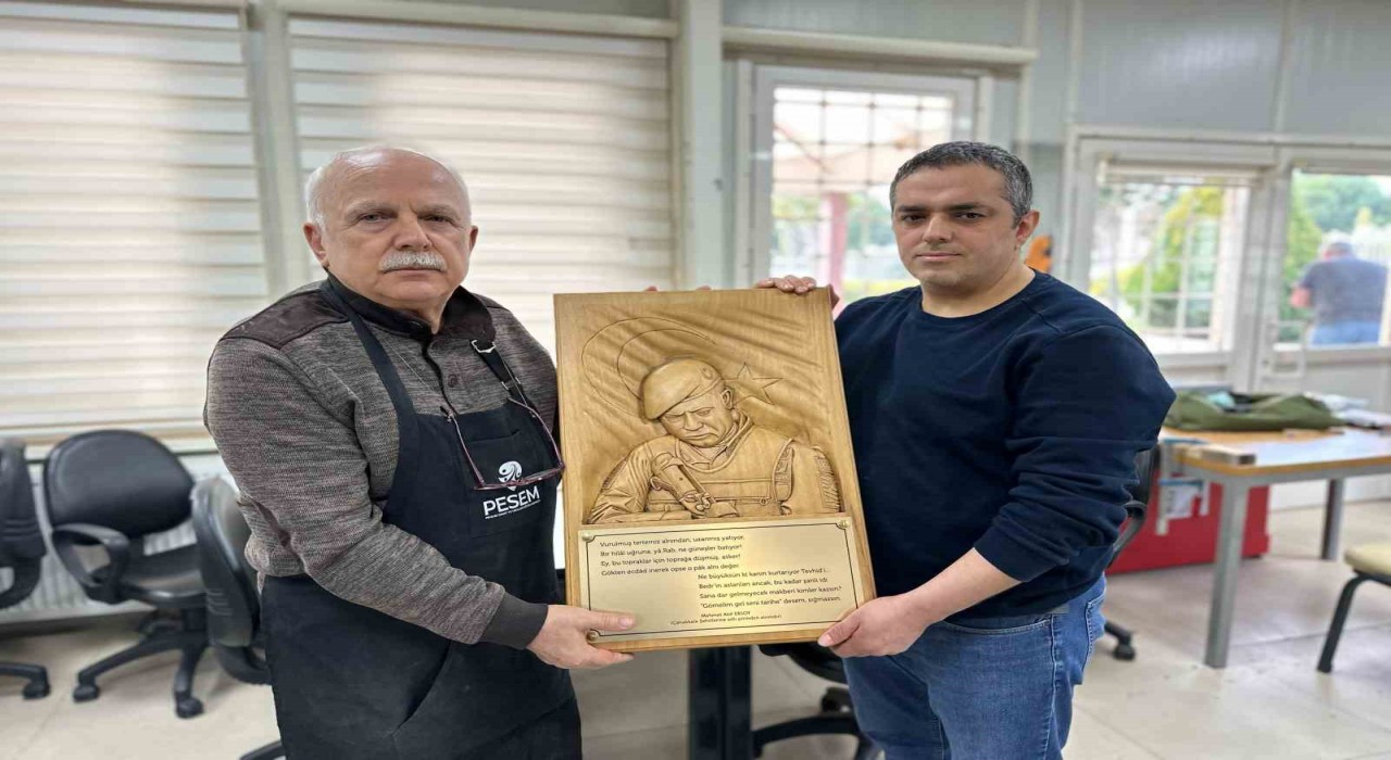 Pendikte işitme engelli kursiyerden anlamlı eser: Ömer Halisdemirin ahşap portresini yaptı