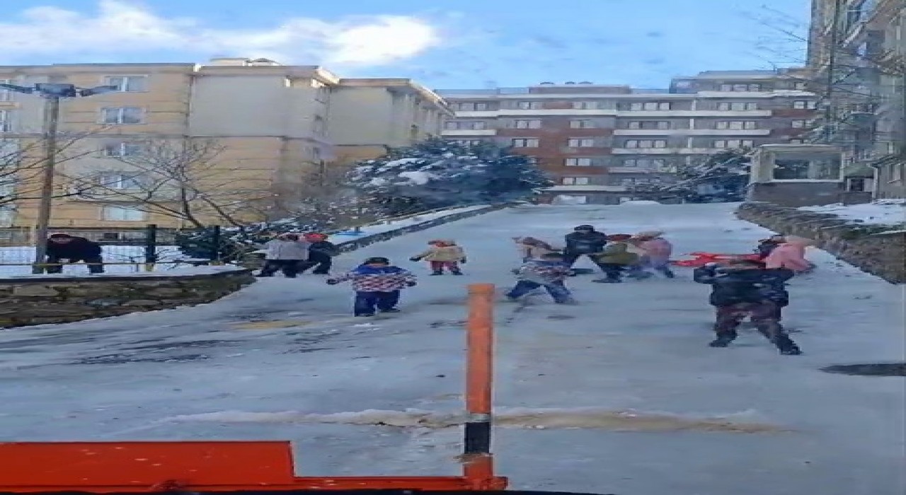 Pendikte karın temizlenmesini istemeyen çocuklar kar küreme aracını kar topu ile püskürttü