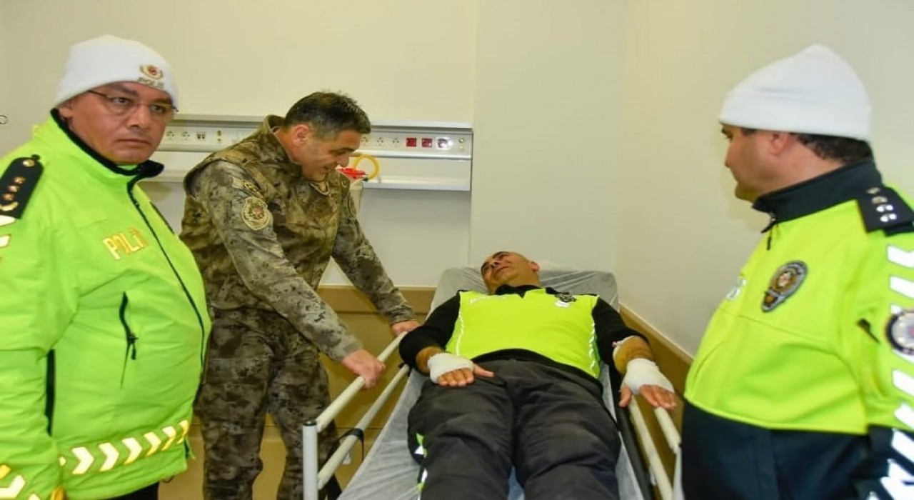 Polis aracı ile otomobil çarpıştı