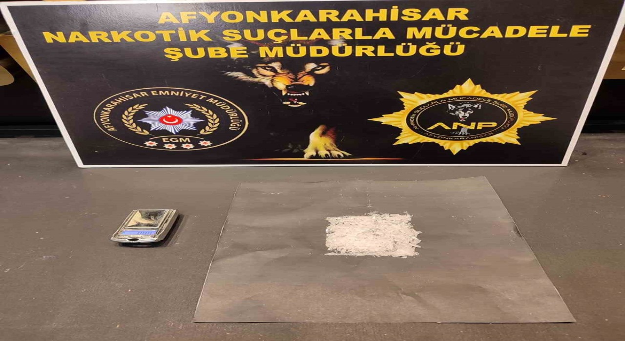 Polis takibe aldığı şahsı uyuşturucu madde ve hassas teraziyle yakaladı