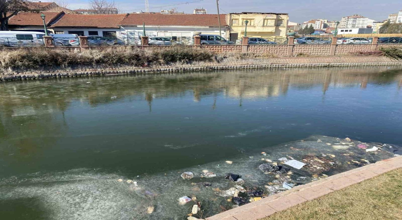 Porsuk Çayında donan buz parçası içindeki çöplerin çirkin görüntüsü