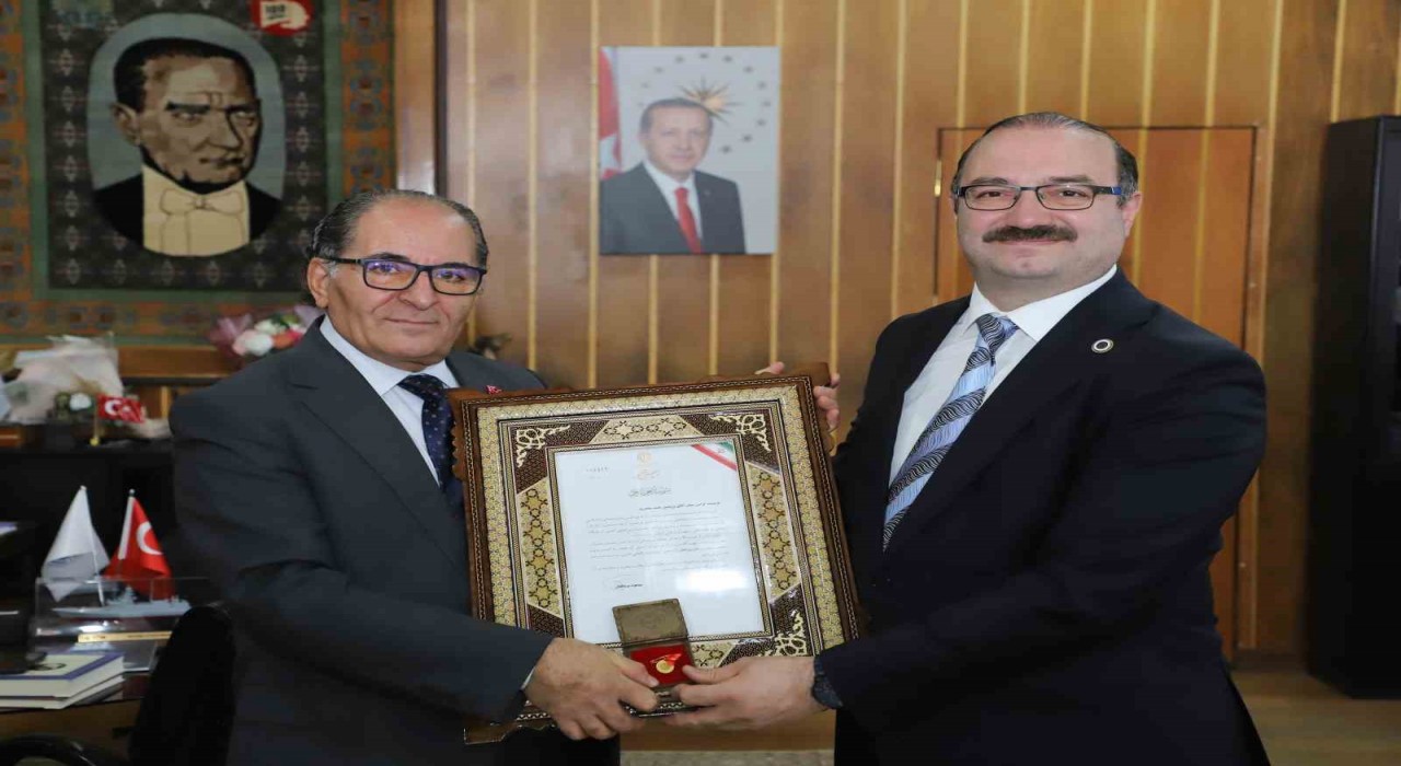 Prof. Dr. Yıldırım, İrandan aldığı ödülü Rektör Hacımüftüoğlu ile paylaştı