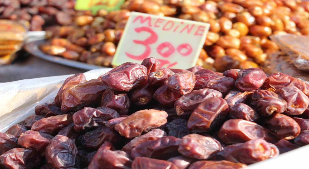 Ramazan ayında sofraların vazgeçilmezi hurmanın fiyatı: 60-350 TL arasında