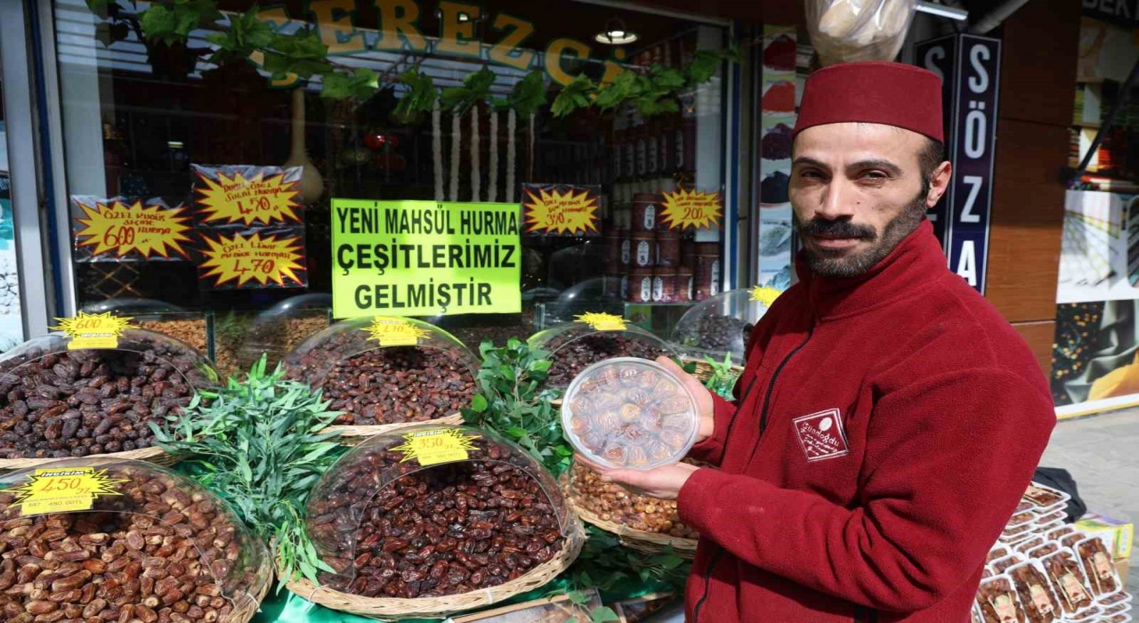 Ramazanın vazgeçilmezi hurma tezgahlardaki yerini aldı