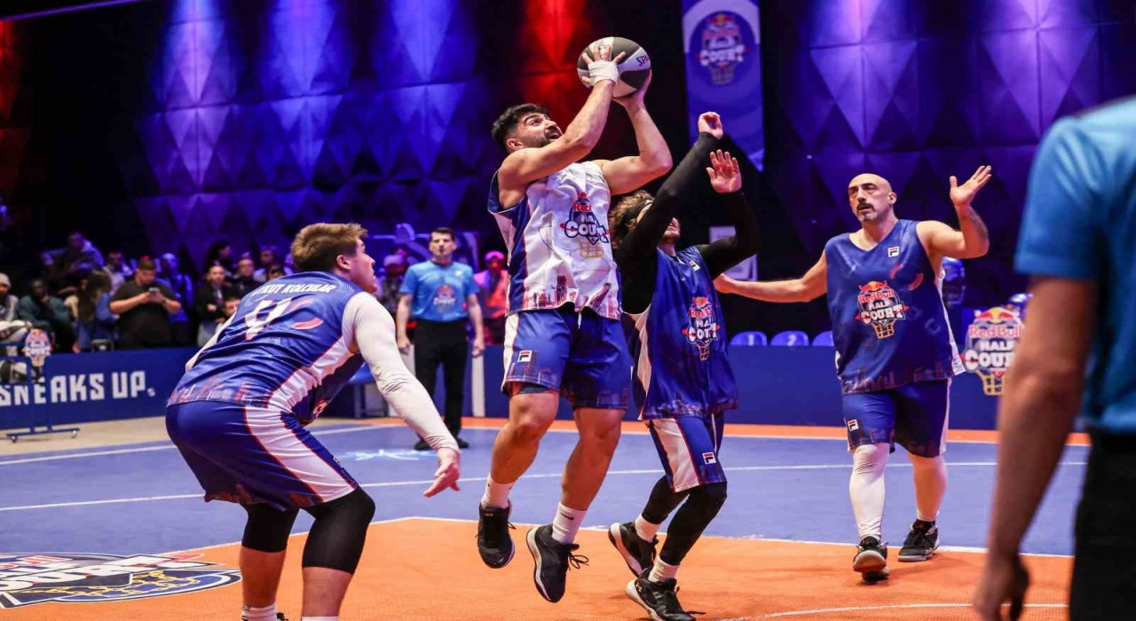 Red Bull Half Courtta şampiyon takım kupasını Nigel Hayes-Davisten aldı