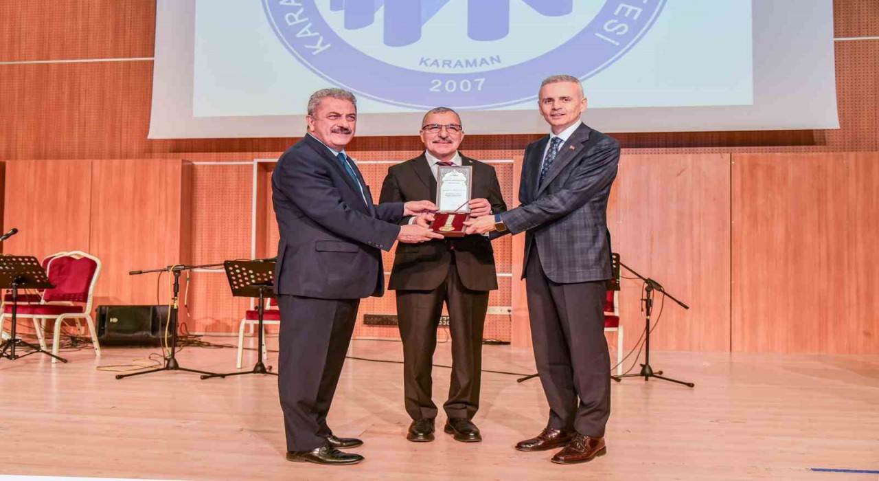 Rektör Gavgalıya üstün hizmet madalyası