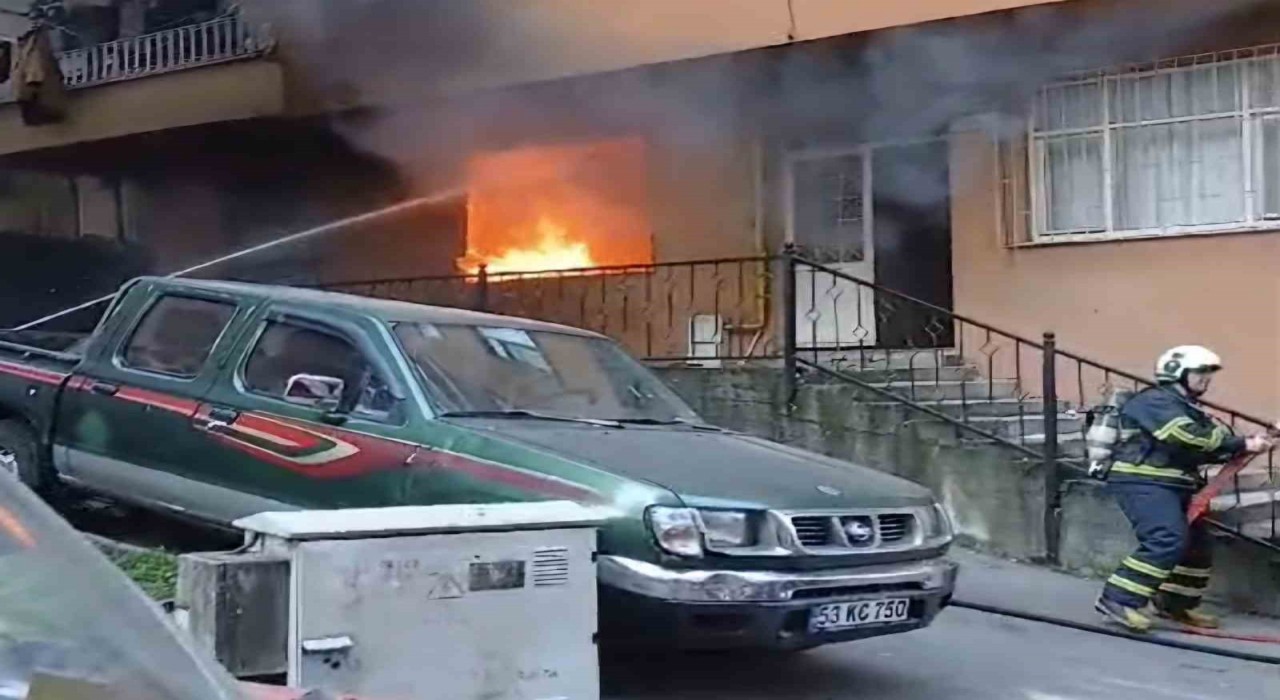 Rizede 4 katlı apartmanın zemin katında yangın çıktı