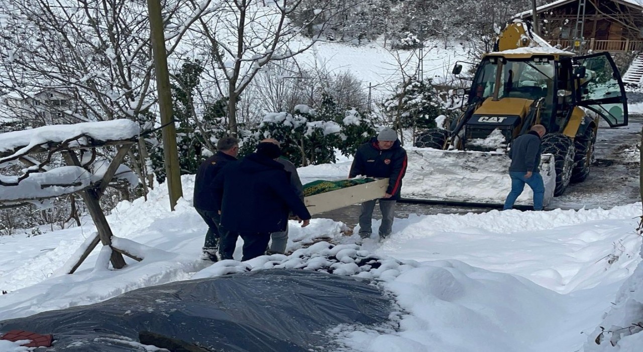 Kar nedeniyle cenaze nakli kepçeyle yapıldı