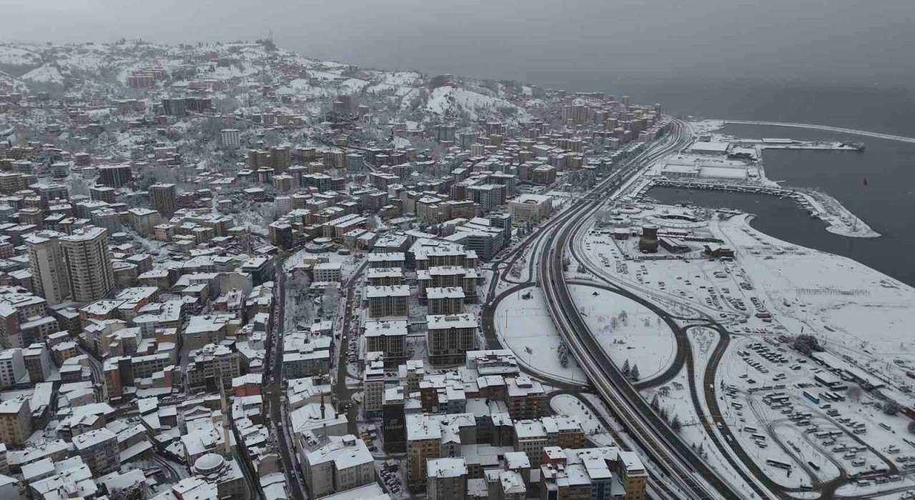 Rizede şehir merkezi beyaza büründü