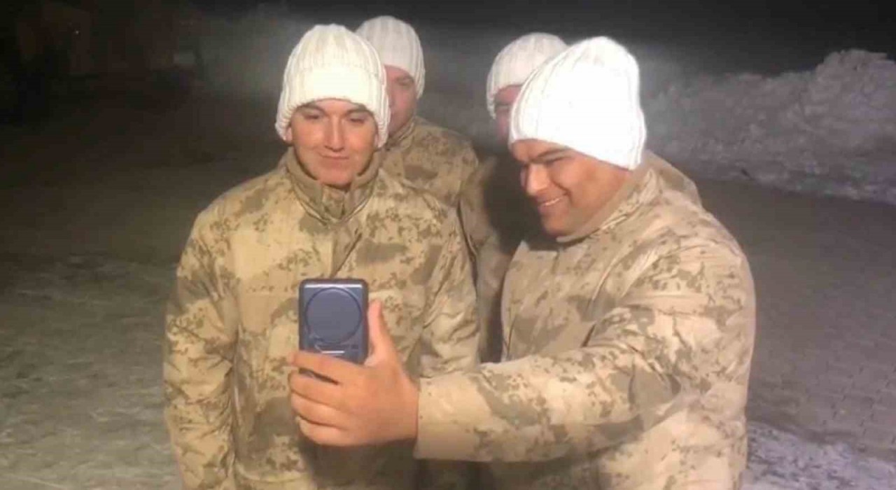 Sabahat ve Selma ninenin ördüğü bereler Mehmetçikin yüreğini ısıttı