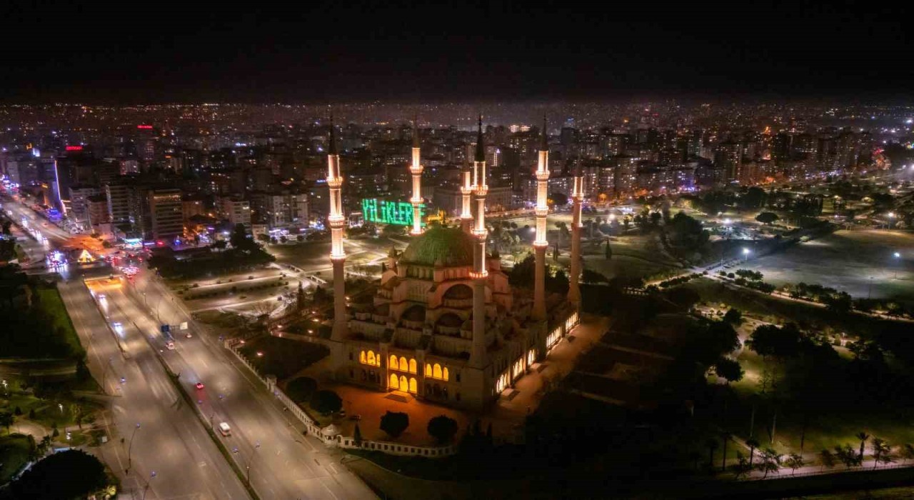 Sabancı Merkez Camiinde asılan mahya havadan görüntülendi