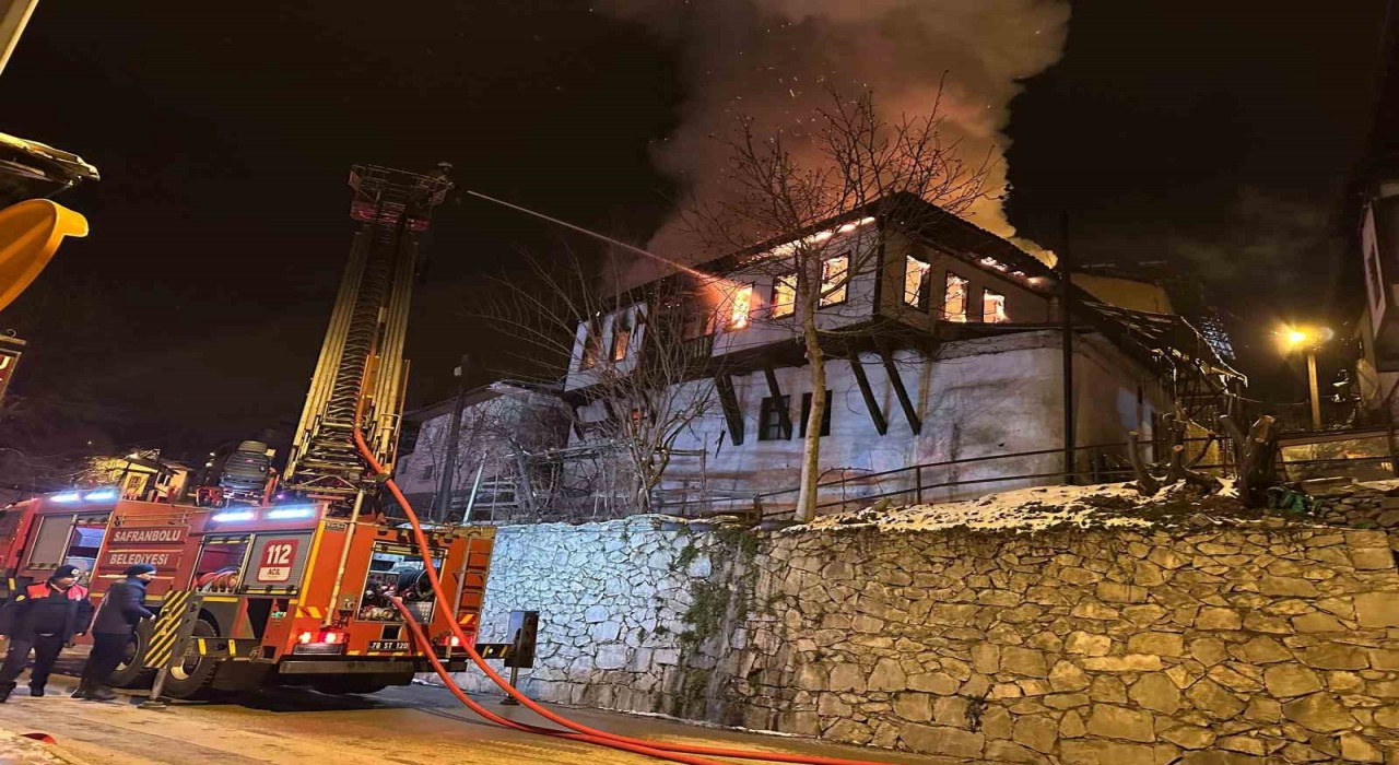 Safranboluda 150 yıllık tarihi konak alevlere teslim oldu