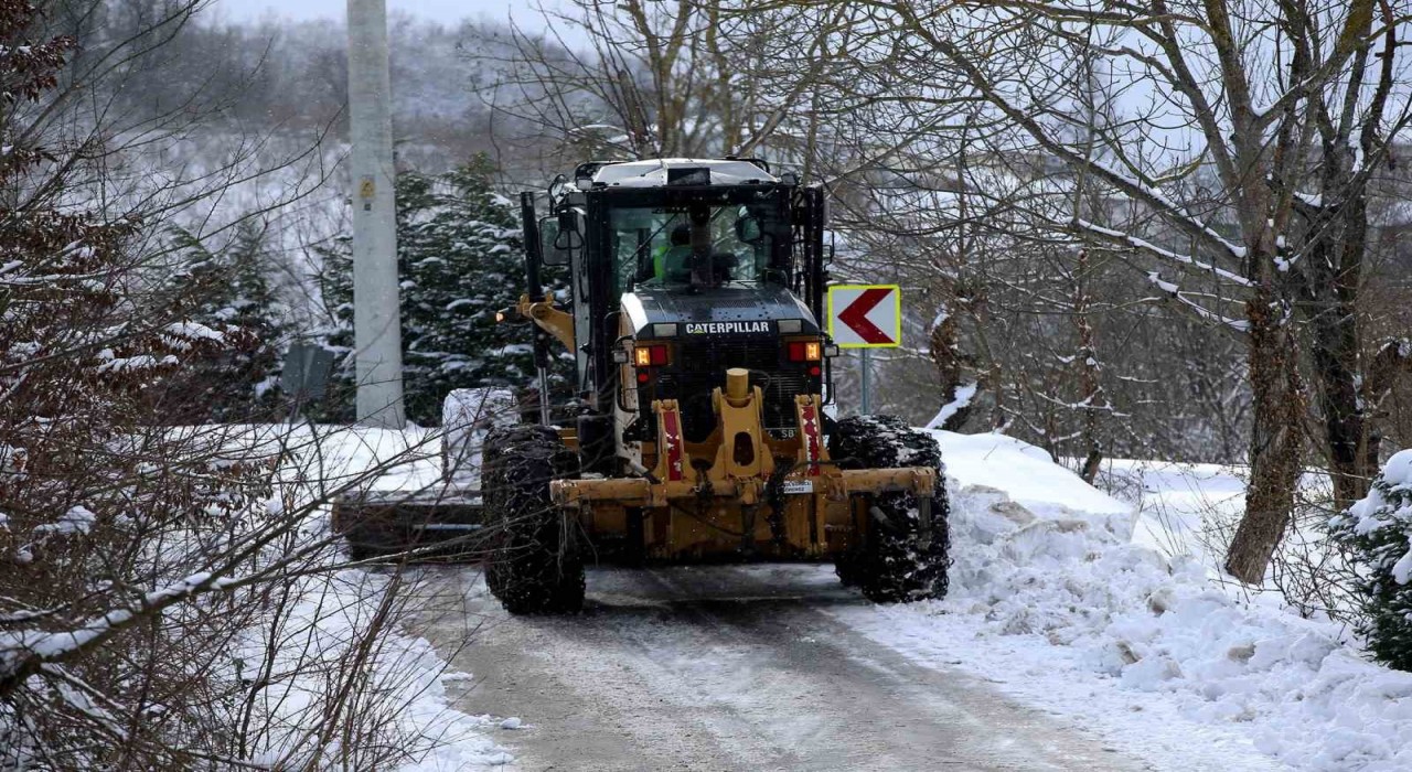 Sakaryada ekiplerin kar mesaisi devam ediyor: 25 grup yolu ulaşıma açıldı
