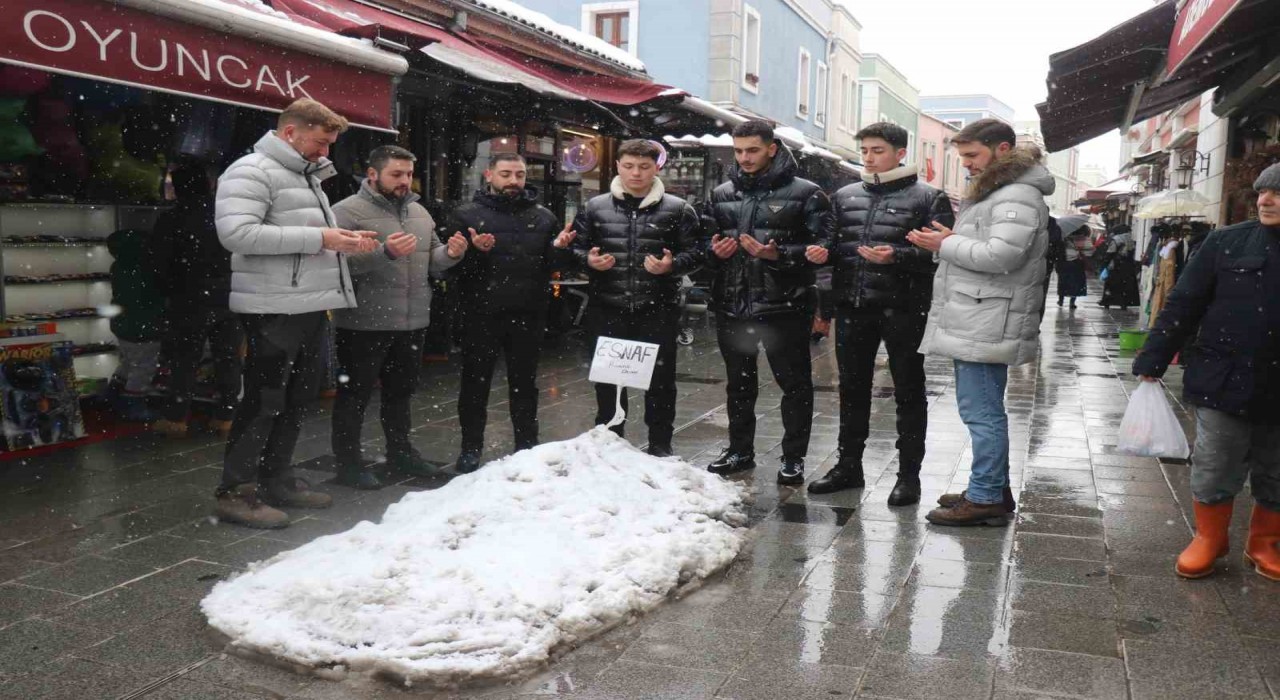 Sakaryada esnaflar yaptıkları kardan mezarın başında dua etti