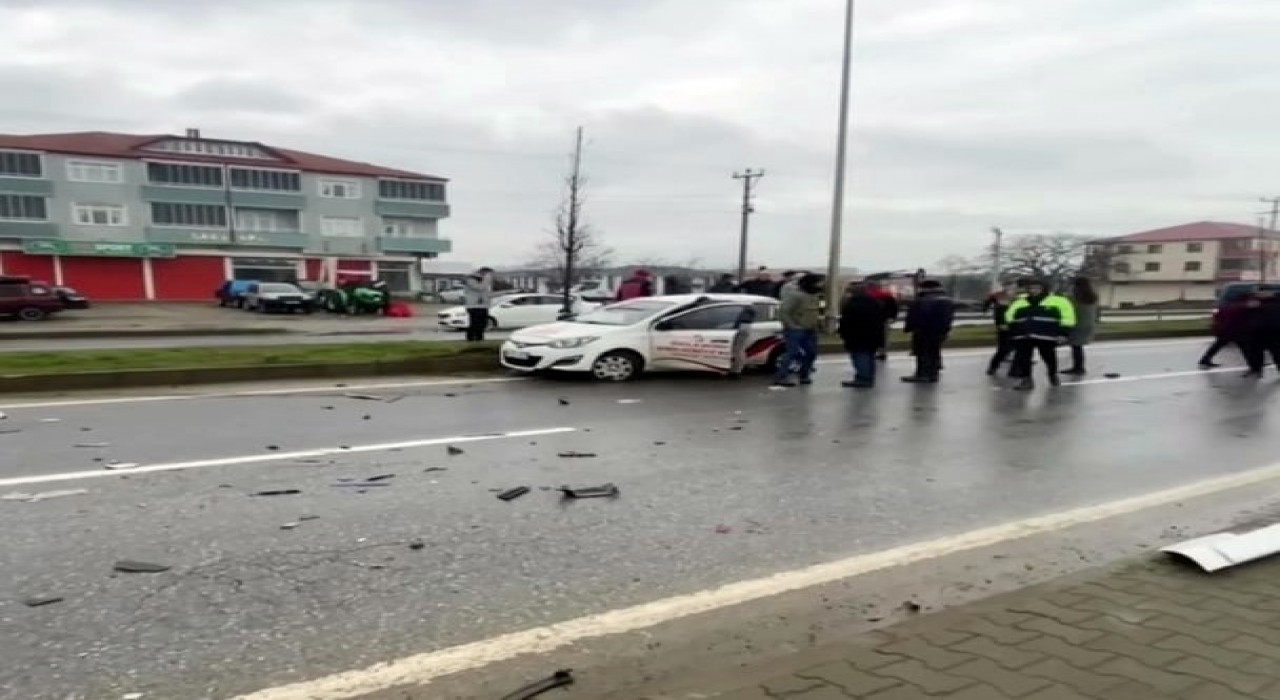 Sakaryada tır ile sürücü kursu aracı çarpıştı: 4 yaralı