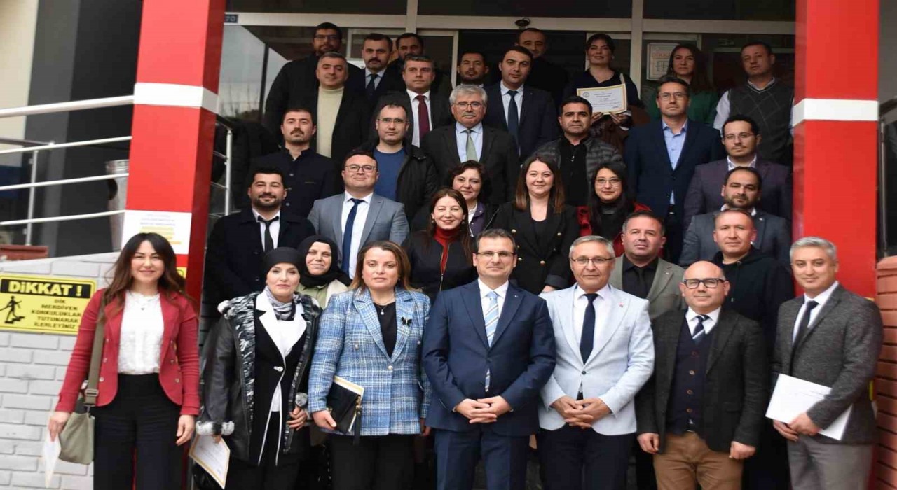 Salihlide öğretmenlere başarı belgeleri verildi