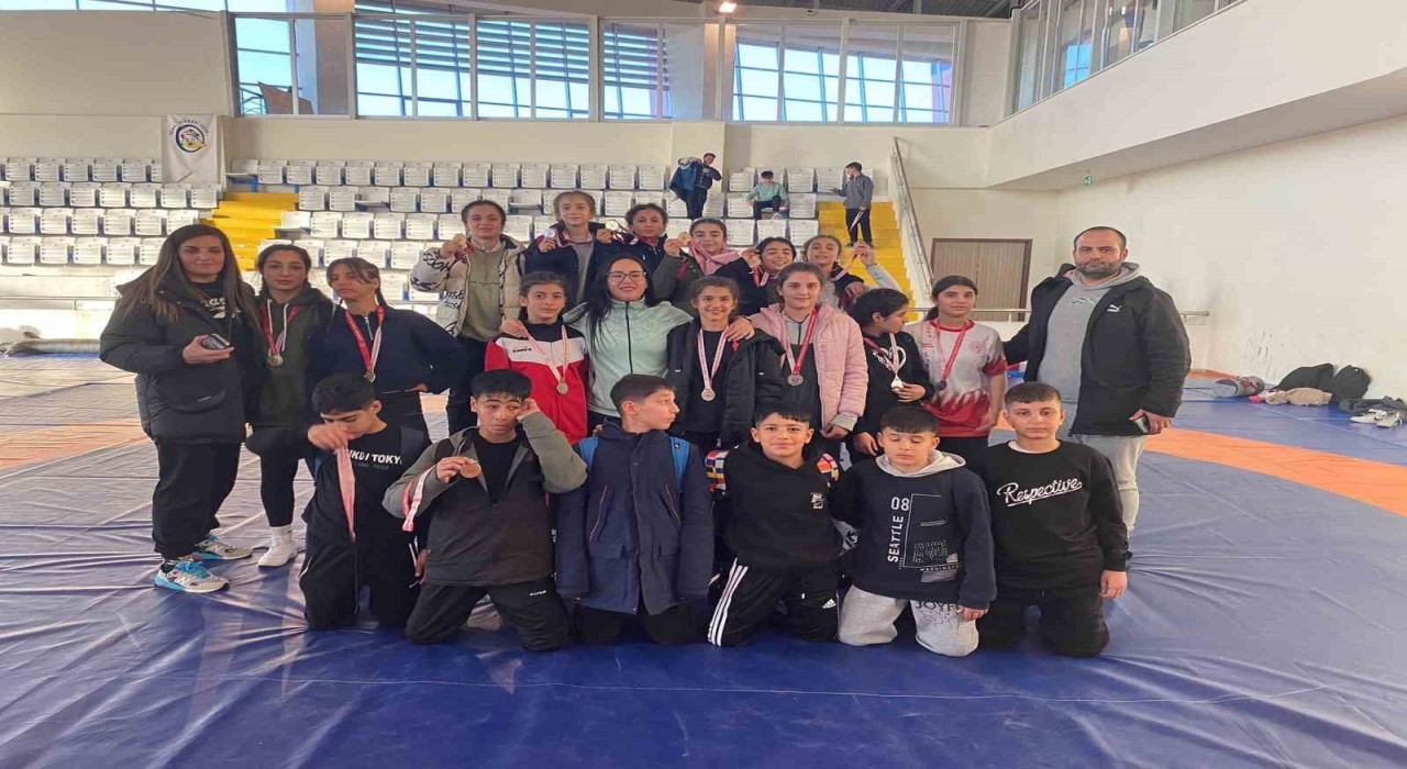 Salihlili güreşçilerden Manisada büyük başarı