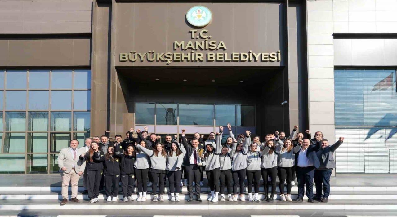 Şampiyon voleybolcular kupa ile Başkan Zeyreki ziyaret etti
