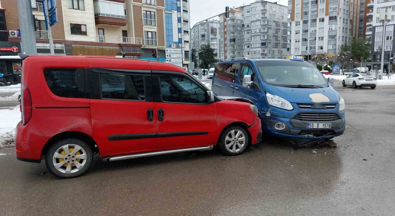 Samsunda iki dolmuş çarpıştı: 1 yaralı