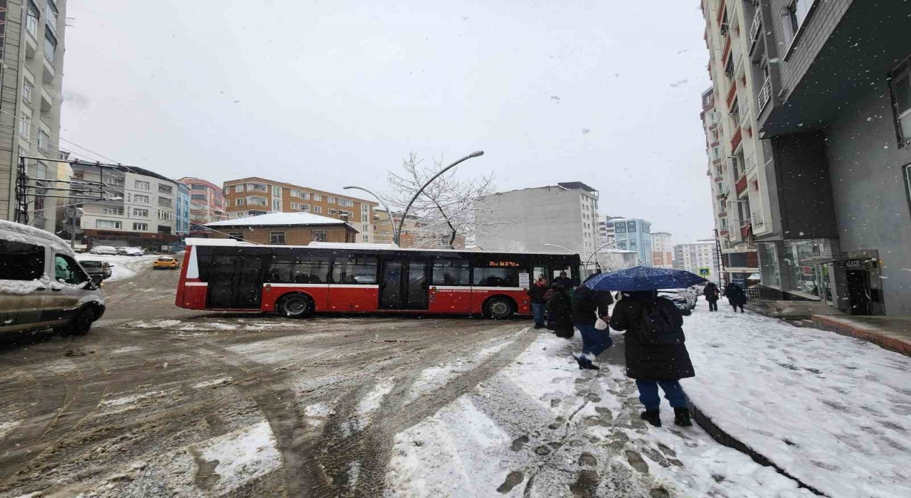 Samsunda kar çileye dönüştü, ulaşımda aksamalar meydana geldi