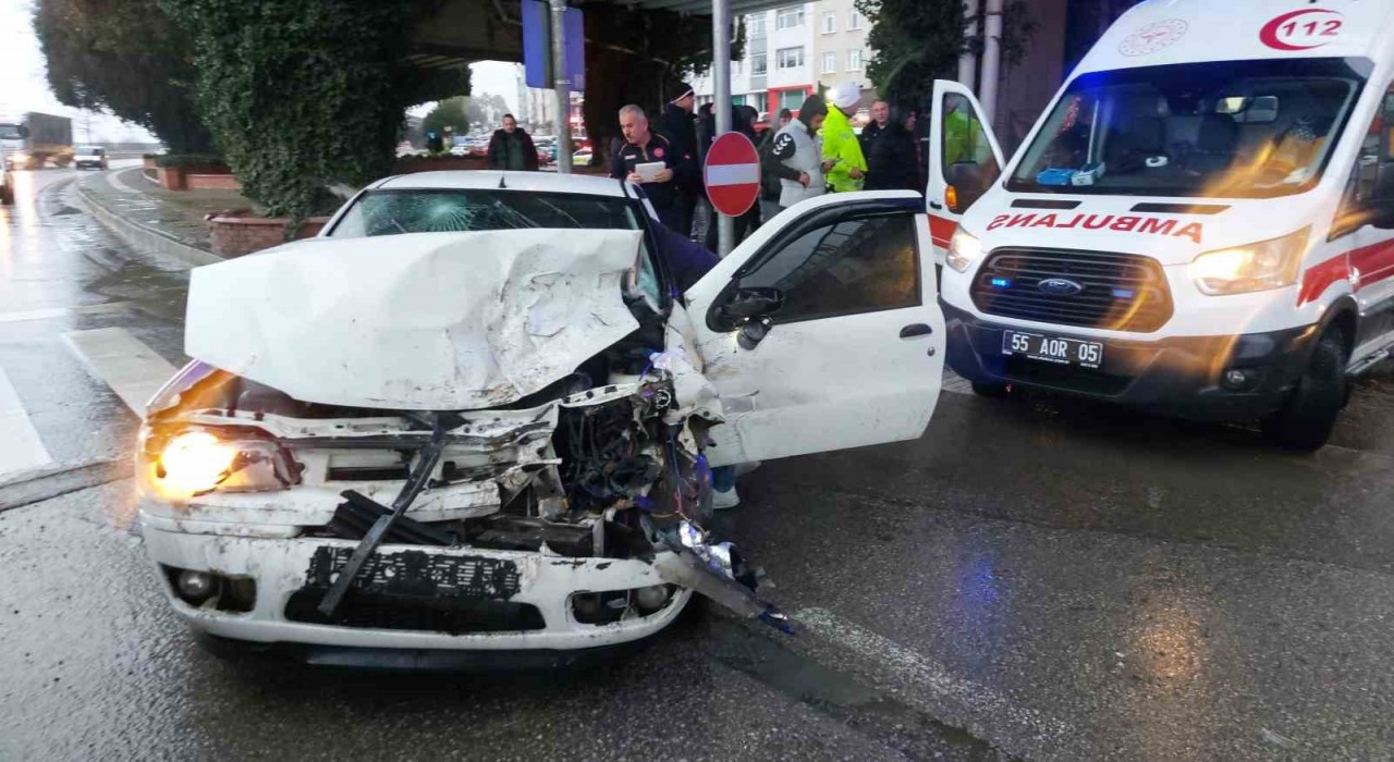 Samsunda otomobil ile kamyonet çarpıştı: 4 yaralı