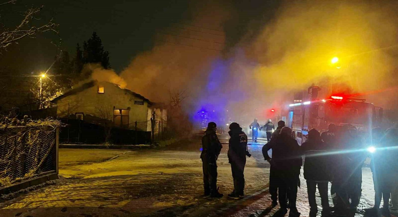 Samsunda yangın evi küle çevirdi