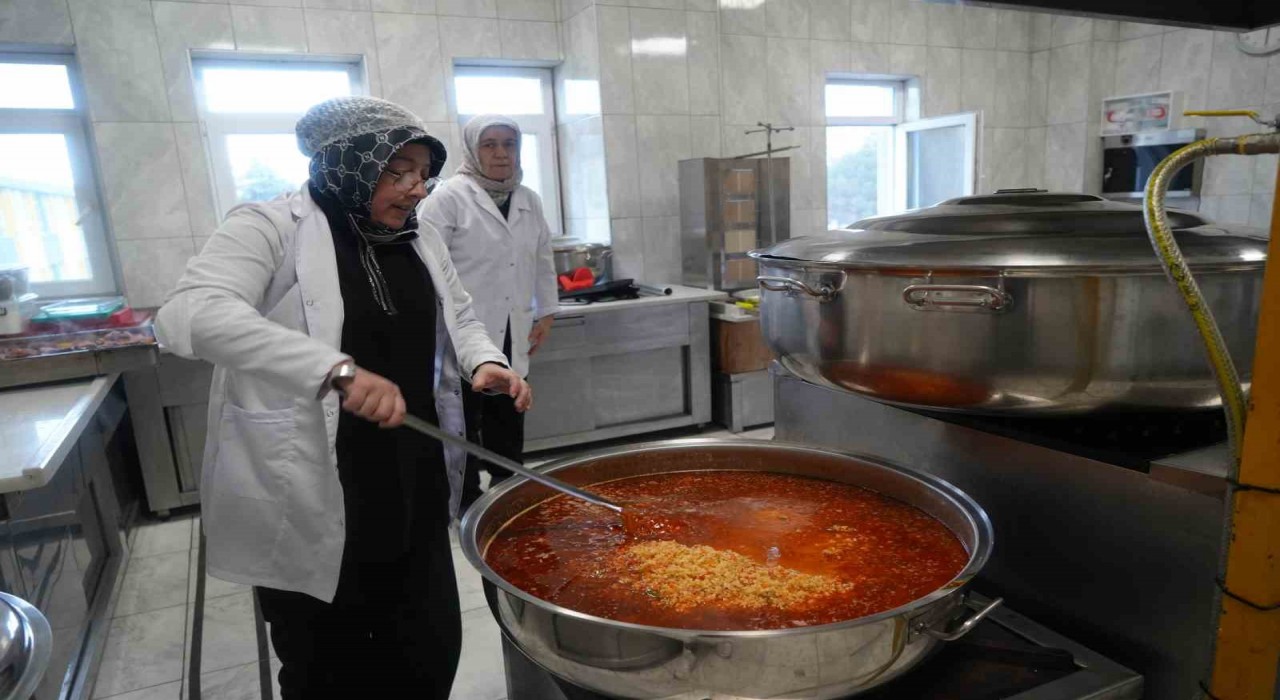 Samsundaki liseden her gün 300 öğrencisine ücretsiz yemek