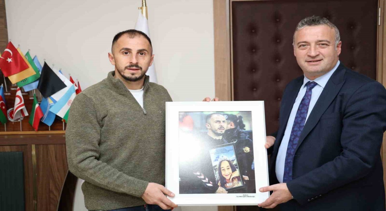 Samsunspor kaptanı Zeki Yavruya anlamlı hediye