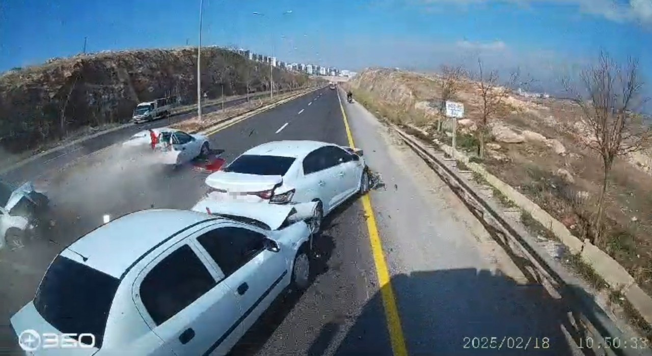 Şanlıurfada 6 kişinin yaralandığı zincirleme kaza araç kamerasına yansıdı