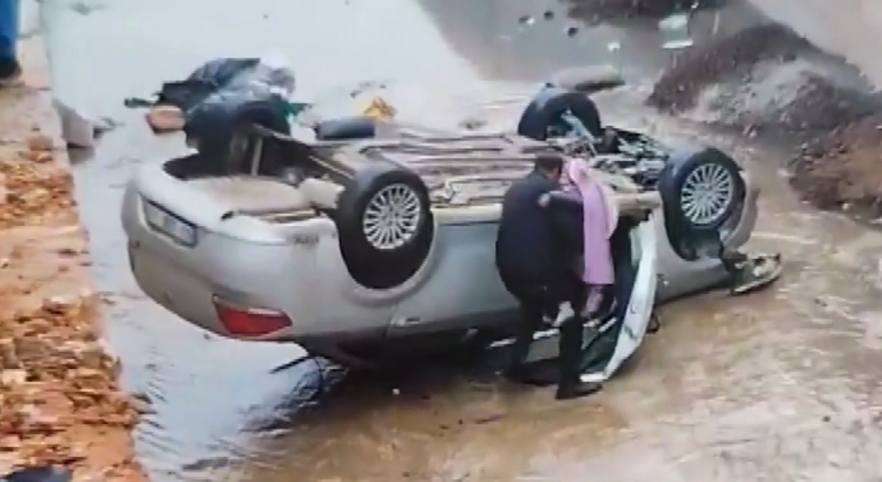 Şanlıurfada dereye düşen otomobildeki baba ve oğlu yaralandı