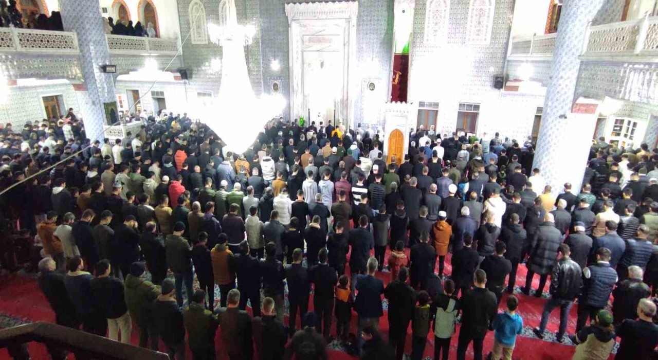 Şanlıurfada ilk teravih namazı kılındı