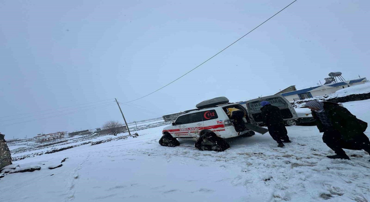 Şanlıurfada kardan yollar kapandı, hastalara paletli ambulans ile ulaşıldı
