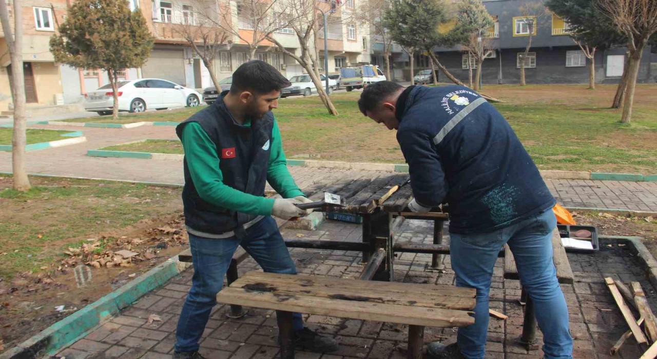 Şanlıurfada parktaki bank ateşe verildi
