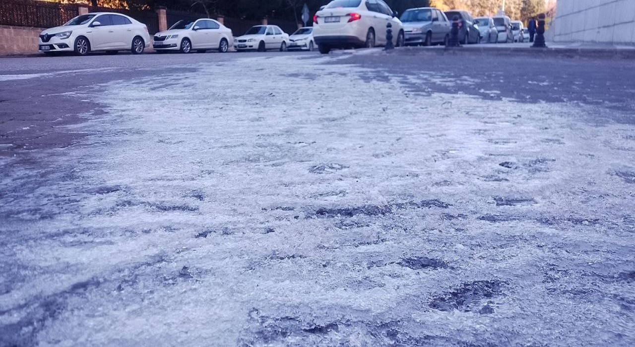 Şanlıurfada su birikintileri buz tuttu