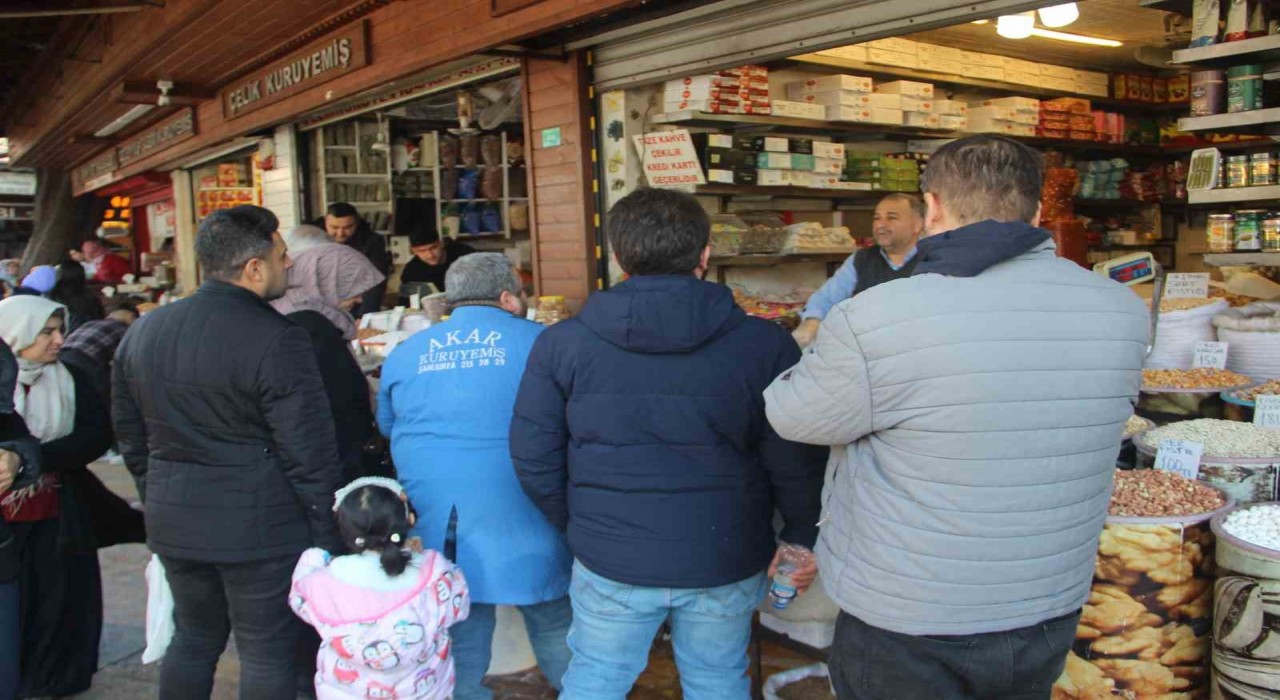 Şanlıurfada tarihi çarşıda Ramazan yoğunluğu
