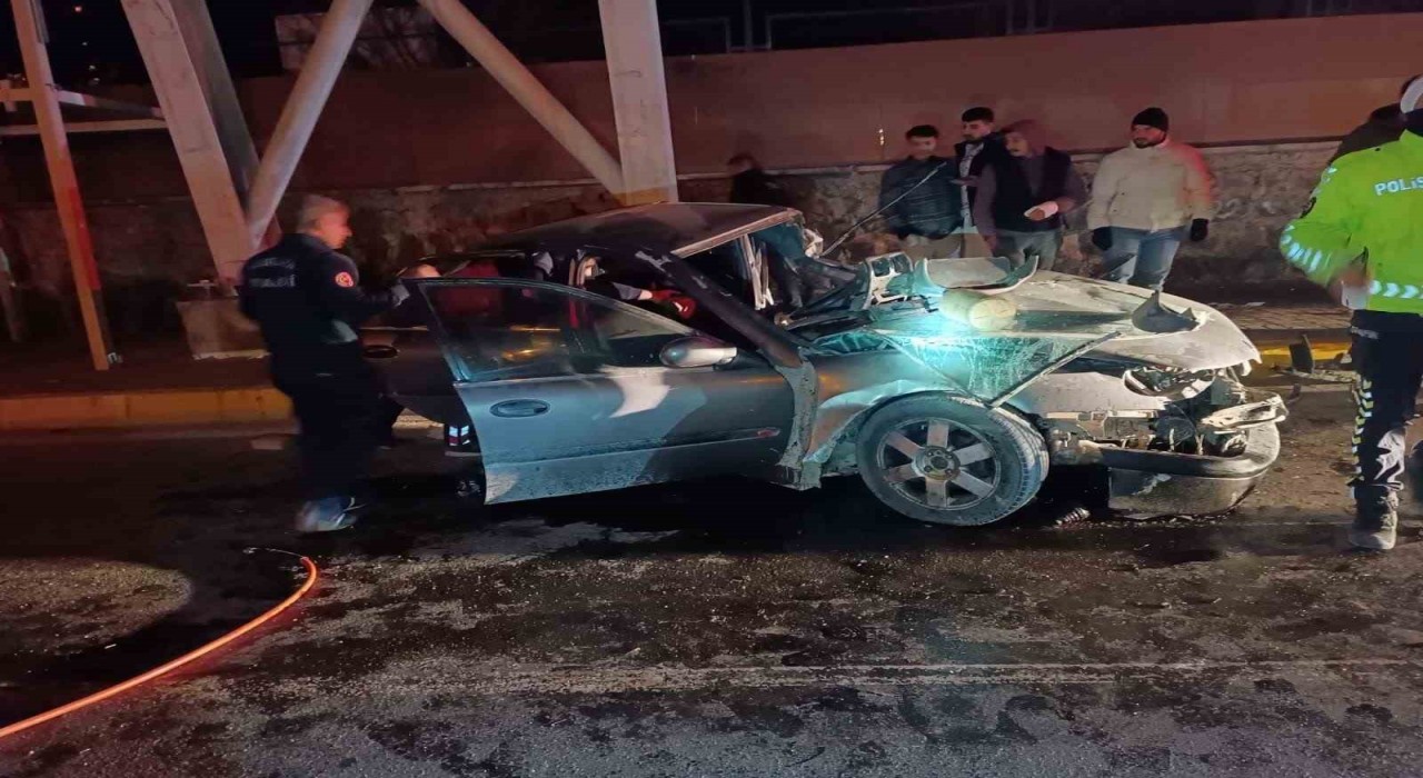 Şanlıurfada üst geçidin ayağına çarpan otomobilin sürücüsü öldü